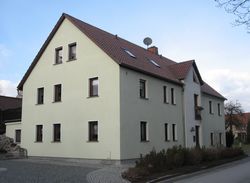 Dach und Fassade Mehrfamilienhaus